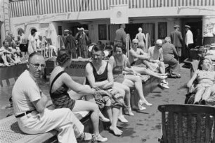 Bordleben auf dem Passagierschiff "Milwaukee". Passagiere beim Sonnenbaden am Rande des Schwimmbeckens