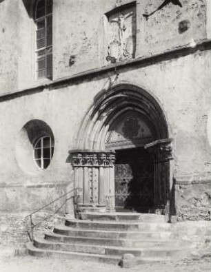 Nossen, Portal der Pfarrkirche : Nossen. Pfarrkirche (1565; A. Lorentz). Süd-Portal vom Sommerrefektorium des Zisterzienserklosters Altzella