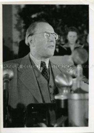 Otto Grotewohl spricht auf der Sitzung des Volksrates zur Gründung der DDR