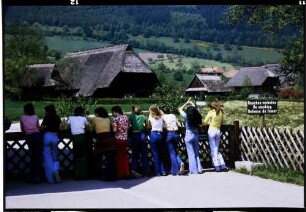 Gutach: Schulklasse am Eingang Vogtsbauernhof