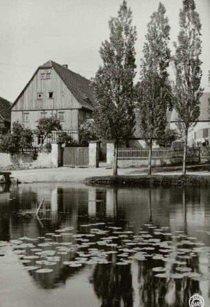 Bärnsdorf, Blick über den Dorfteich auf ein Gehöft