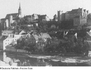 Bautzen. Stadtteilansicht. Blick von der Papierfabrik über die Spree nach Süden gegen Petriturm und Ortenburg (um 1000)