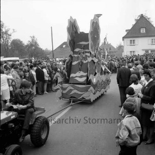 Karpfenfest: Umzug: Matthias-Claudius-Straße, am Karpfenplatz: Mottowagen "Der Hecht im Karpfenteich", Traktor: beiderseits am Straßenrand Zuschauer: hinten links Imbißstand, 12. Oktober 1969