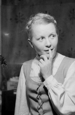 Szenenbilder aus der Tragödie "Faust. Der Tragödie erster Teil" von Johann Wolfgang von Goethe am Deutschen Theater Berlin : Soloaufnahme von Käthe Braun als Gretchen