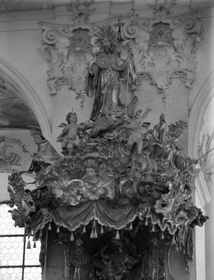 Schalldeckel mit dem heiligen Benedikt und zwei weiteren Heiligen