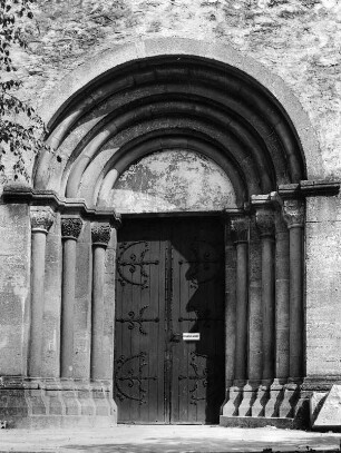 Wölchingen. Kirche (um 1230). Westportal