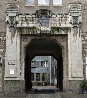 Cecilienhaus — Tordurchfahrt