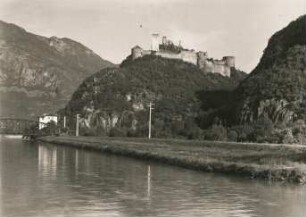 Burg auf einem Hügel am Fluss