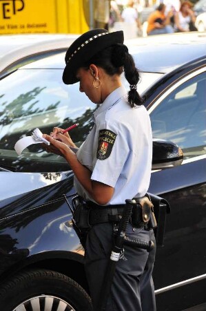 Polizistin : Eine Prager Polizistin notiert am Wenzelsplatz einen Falschparker