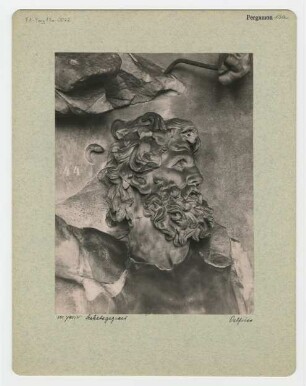 Pergamonaltar, Ostfries - Ausschnitt: Gegner der Hekate