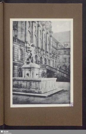 Ehrenhof des Rathauses