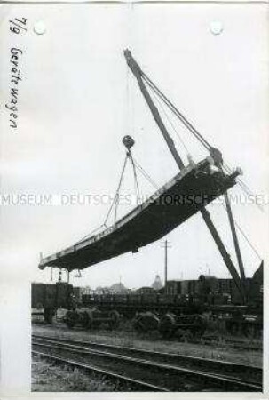Entladen von Schrott von einem Eisenbahnwagen
