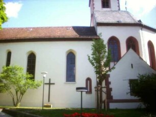 Kirche von Süden mit Langhaus (im Kern Romanisch 12 Jh) sowie Hochchor (Neubau Jahr 1615 mit Sakristei und Kirchturmobergeschoß)-Kirche Barock stark überarbeitet