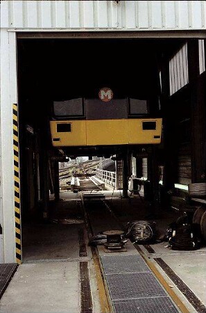 Berlin: M-Bahnwagen im Schuppen; hochgebockt