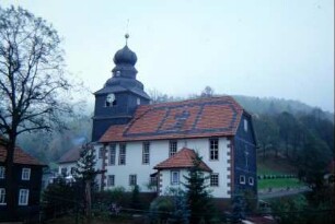 Nordseite der Kirche, links Teil der Schule