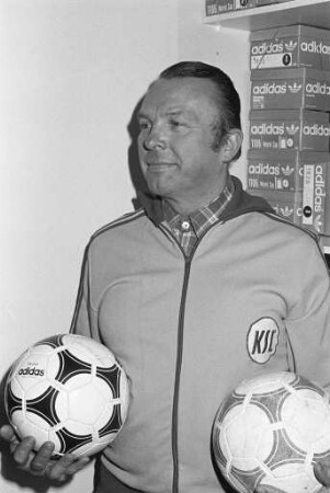 Zeugwart beim Karlsruher Sport Club KSC Josef Klimesch