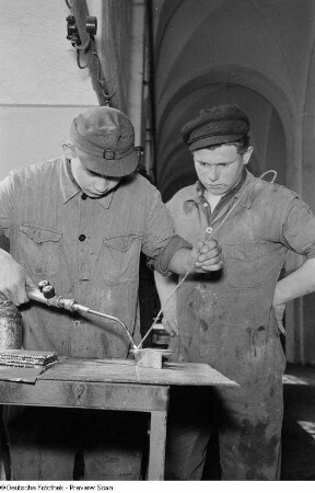 Porträt von Arbeitern beim Schweißen