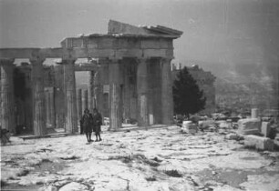 Athen. Akropolis. Propyläen (437-432 v. Chr.). Ansicht mit zwei Luftwaffenhelferinnen