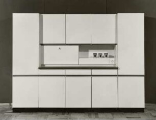 Hochstrecke mit Vorratsschrank, Küchenschrank und Geräteschrank