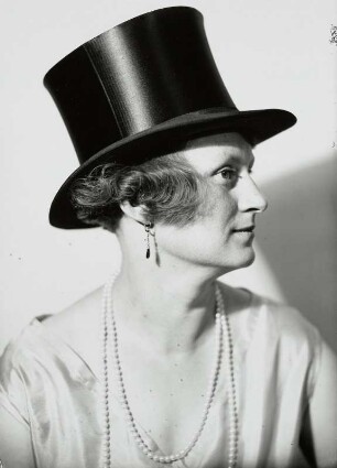 Die Frau des Fotografen, Hulda Hanisch, mit Zylinder