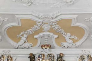 Decke der Schlosskapelle — Zwei Stuckkartuschen mit Engeln und Blumengirlanden — Relief