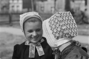 Mädchen in Schleifer Tracht aus Trebendorf. : Holcy w Slepjanskej drasće z Trjebina.