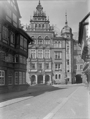 Hildesheim, "Alte Regierung" : Hildesheim, Domhof 1. Altes Regierungsgebäude (1887-1889; Anton Algermissen, heute Niedersächsisches Landesamt für Soziales, Jugend und Familie), Ostseite mit Portal zur Kreuzstraße