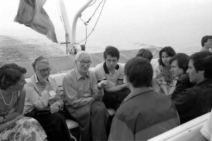 31. Tagung 1981 (29.6.-3.7.) Mediziner; Gruppen bei der Maikäferrede: Runde mit Ehepaar Tinbergen