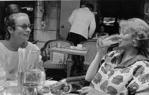 Frankreich. Urlaub in Biarritz. Hex und Eva sitzen in einem Straßenkaffee