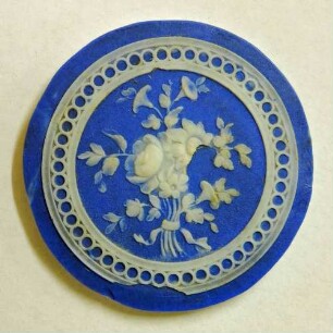 Plakette mit Blütenstraußrelief