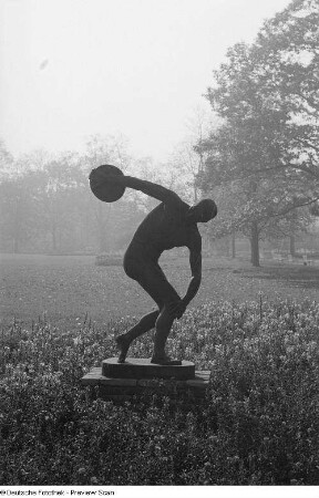 Eine Kopie des Diskobolos im Park von Markkleeberg