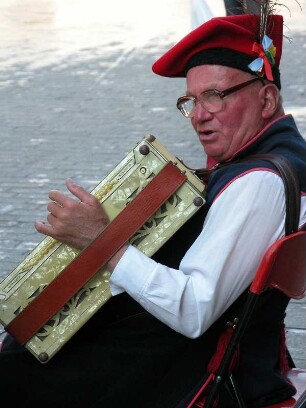 Straßenmusiker am Hauptmarkt, in Volkstracht