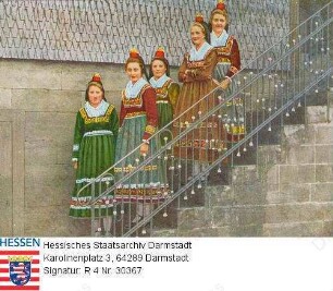 Trachten, Hessen / 5 Mädchen in hessischer Sonntagstracht auf Treppe stehend