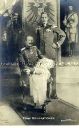 Wilhelm II. mit seinem ältesten Enkelkind und seinem Sohn vor den Bildern Wilhelms I. und Friedrichs III.