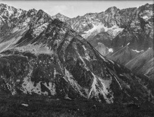 Gebirge : Blick von einer Wiese auf ein Gebirge