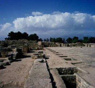 Phaistos. Palast. Flucht der Arkaden von Altan und Neuem Palast
