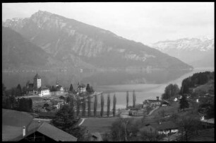Spiez: Blick vom Bahnhof auf Schloss und See