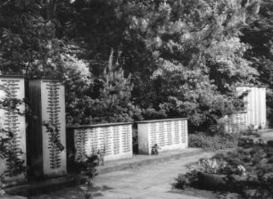 Dresden-Trachau, Moritzburger Landstraße 299. Heidefriedhof (1929-1934 angelegt). Gedenksteine für Antifaschisten im Ehrenhain (1962-1963; K. Girt, K. Röthig)