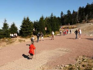 Brockenwanderer auf dem Goetheweg, vorne Reste des einstigen "Kolonnenweges" der DDR-Grenztruppen vor der innerdeutschen Grenze