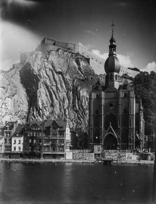 Collégiale Notre-Dame de Dinant und Zitadelle von Dinant : Die Kirche Collégiale Notre-Dame de Dinant mit der Zitadelle von Dinant im Hintergrund. Im Vordergrund der Fluss Maaß