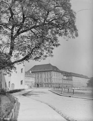 Dresden-Neustadt, Blick über die Straße Am Jägerhof zur Ritterakademie, links der Jägerhof