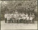 Georg von Körbling, Generalleutnant, teils stehend, teils sitzend, mit achtzehn Offizieren, drei Zivilisten (darunter zwei Damen) beim Schlussessen der Generalstabsreise in Karlsruhe-Durlach, 1905, in Uniform und Mütze