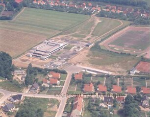 Joachim-Mähl-Schule (Schützenstraße 21): Luftbild: rechts ein Sportplatz, im Hintergrund ein Wohngebiet