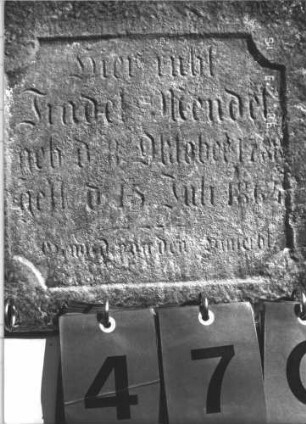 Grabstein 47 (Index: 100009547) Zustand: rechter Rand abgebröckelt Maße HxBxT: 133x58x14 cm: Grabstein 47C