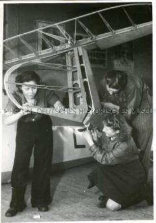 Mitglieder der FDJ bauen ein Segelflugzeug