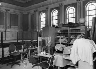 Freimaurerloge "Zu den ehernen Säulen im Orient". Festsaal mit Inventar der SLUB, Abteilung Stenografische Sammlung, während des Umzugs
