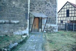 Glaswindfang über der Eingangstür der Kirche