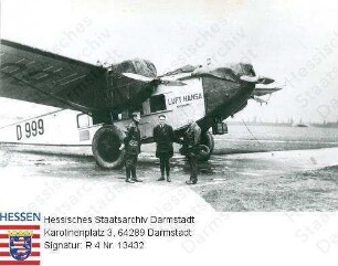 Gemeinder, Peter (1891-1931) / Porträt, Gruppenaufnahme vor Lufthansa-Flugzeug auf Flugplatz stehend, Ganzfiguren / v. l. n. r.: Peter Gemeinder, Gauleiter SS Fritz Weitzel (1904-1940), Gauleiter Jakob Sprenger (1882-1945)