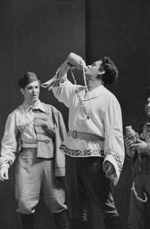 Szenenbilder aus "Der Revisor" von Werner Egk. Staatsoper Berlin, 23.12.1957
