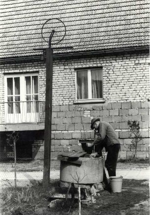 Ziehbrunnen in Heinersbrück : Nahrung - Wasserversorgung. Ort: Most / Heinersbrück. Ziehbrunnen (Hauptstraße)